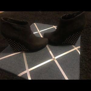 Woman high heel boots black Size 7 1/2 gently used